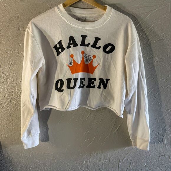 "Hallo Queen" Halloween Cropped Sweatshirt - Picture 1 of 4